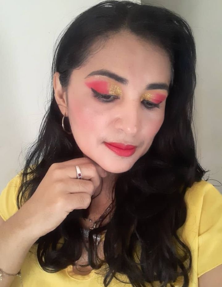  Esp-Eng]❤️💝Maquillaje atractivo en tonos rojo y amarillo y glitter// Attractive makeup in shades of red and yellow and glitter — Hive