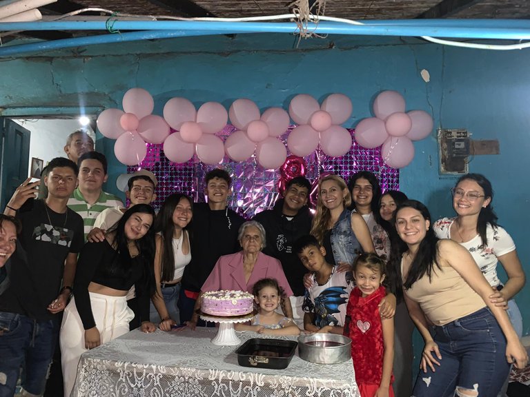 En esta imagen 3 nietas y el resto solo bisnietos / In this picture 3 granddaughters and the rest only great-grandchildren.