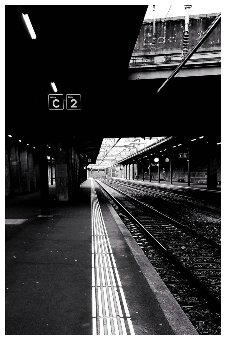 #40 Bahnhof Wiedikon PHOTO_20210501_195821-01-01-01.jpeg