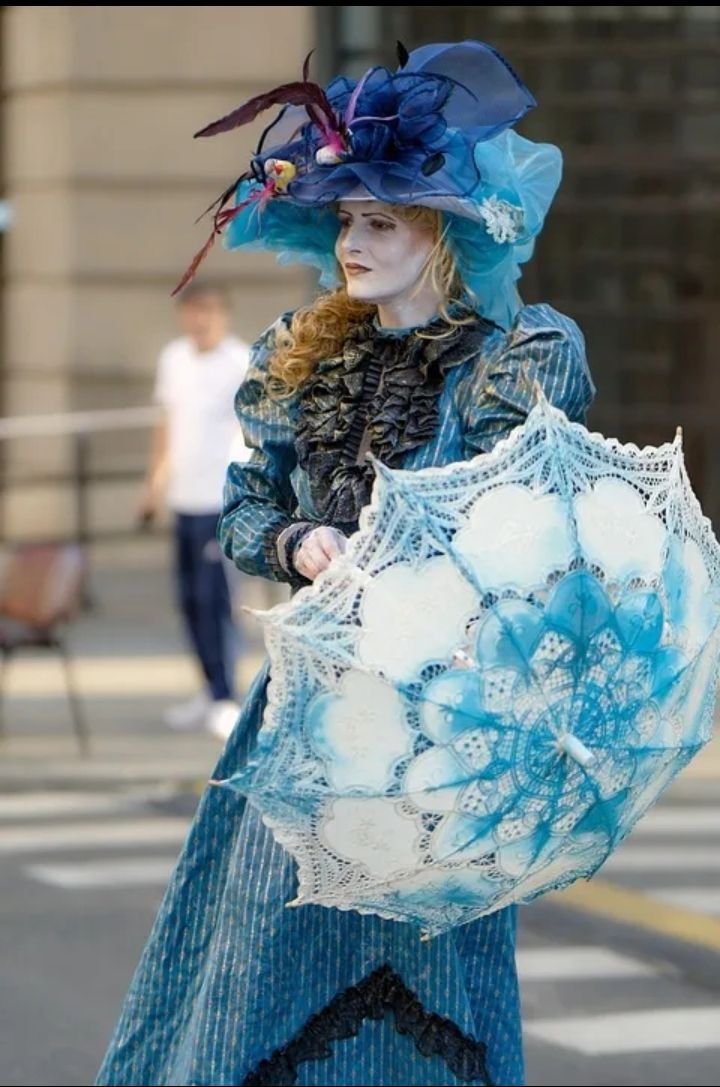The Blue Lady/ La Dama Azul- A picture is worth a thousand words #Freewritehouse Prompt [ENG-ESP]