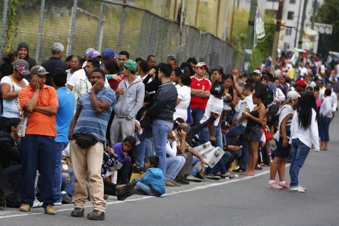 reportaron-largas-colas-para-comprar-comida-caracas_235381-696x464.jpg