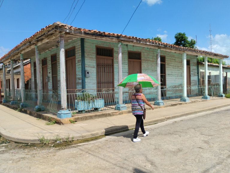 Mi hija tomó esta foto mientras paseábamos por el pueblo / My daughter took this photo while we were walking through town