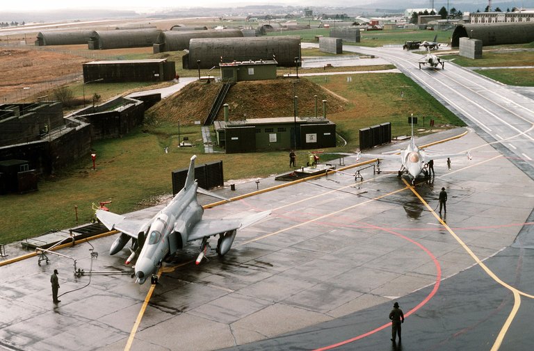 F-4G_81st_TFS_serviced_at_Spangdahlem_1990.jpg