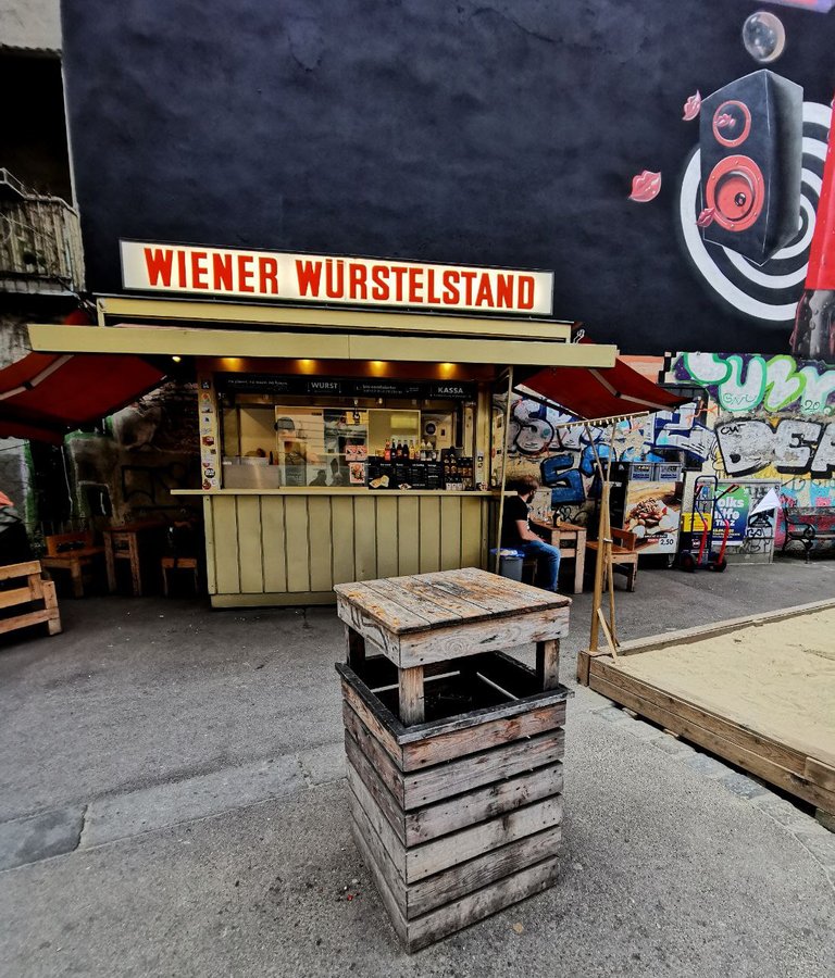 Wiener Würstelstand neu.jpeg