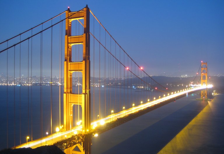 Golden_Gate_Bridge_bei_Nacht.jpg