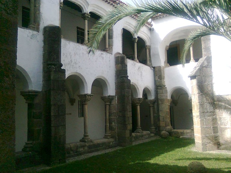 Mosteiro S Bernardo Claustro 1.jpg