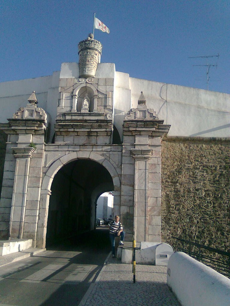 029 Estremoz Porta de Santa Catarina sec XVIII.jpg