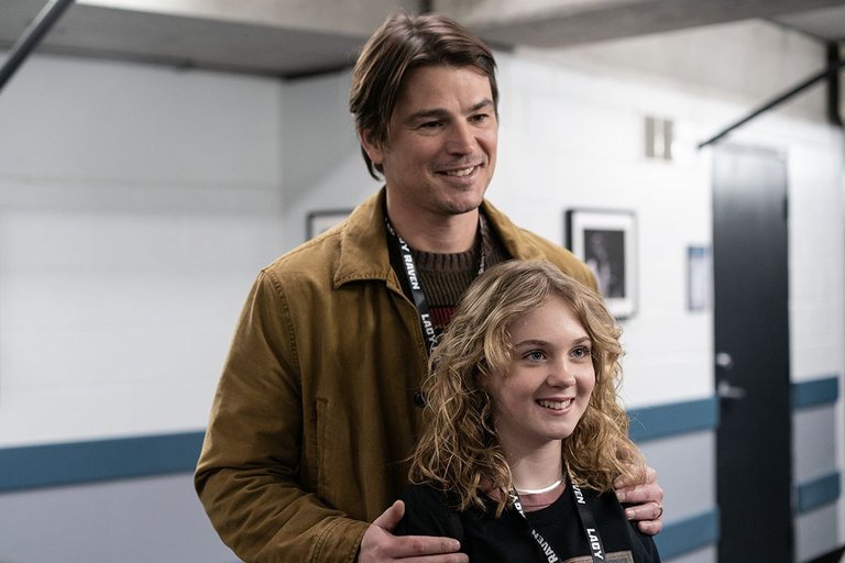 Josh-Hartnett-y-Ariel-Donoghue-en-La-trampa-2024.jpg