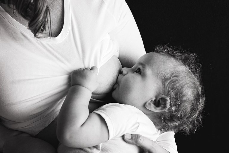 breastfeeding-2428378_1280.jpg