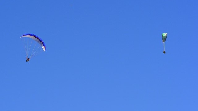 paragliding-2911698_640.jpg