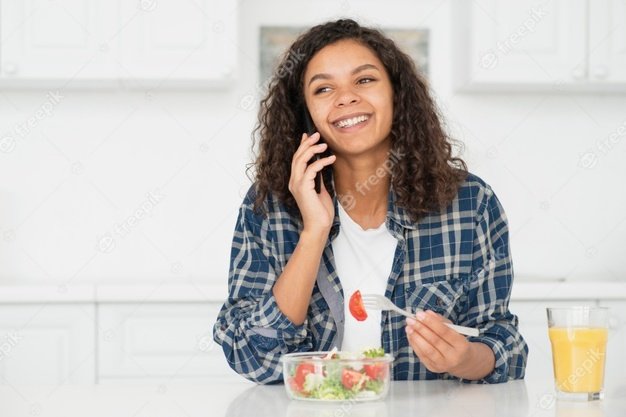 mujer-hablando-telefono-comiendo-ensalada_23-2148332093.jpg