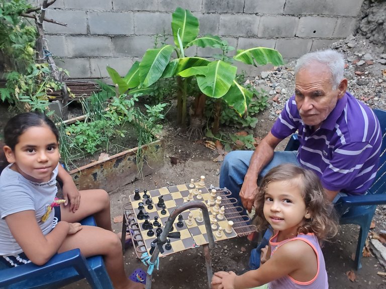 Abuelo incentiva a mi hija a jugar ajedrez [Esp/Eng]