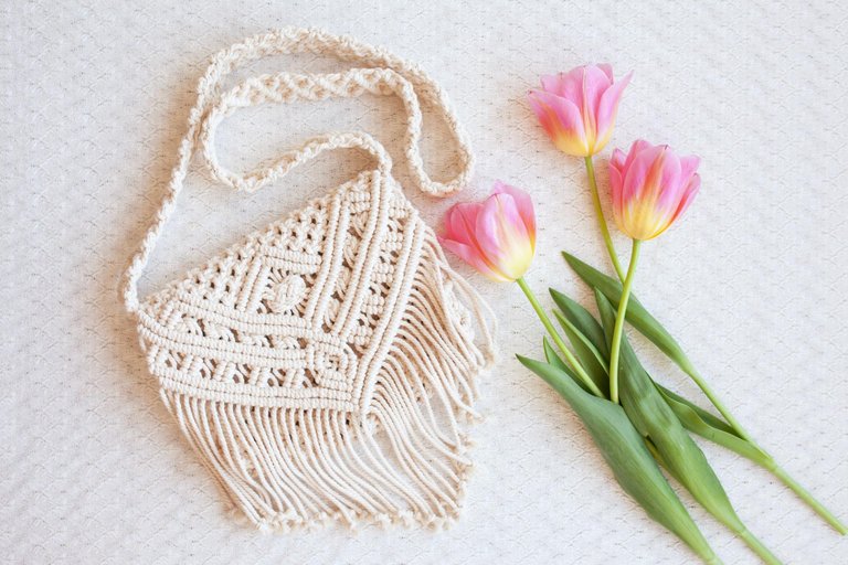 bolso-macrame-hecho-mano-flores-mesa-luz-bandolera-algodon-macrame-natural-eco-friendly-hobby-tejer-macrame-hecho-mano-concepto-moderno-verano_139345-2679.jpg