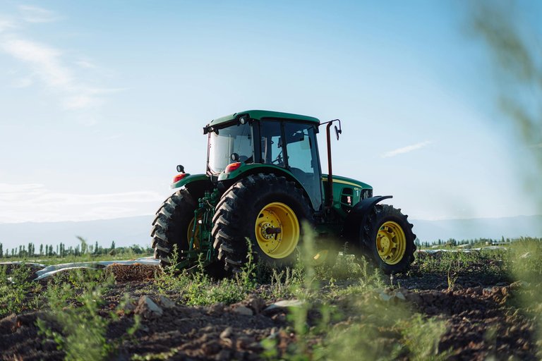 free-photo-of-green-tractor-in-mendoza-farmland.jpeg