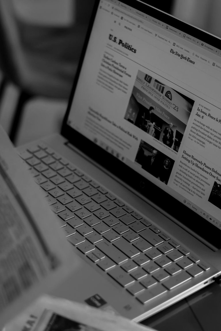 free-photo-of-news-on-laptop-screen-in-black-and-white.jpeg