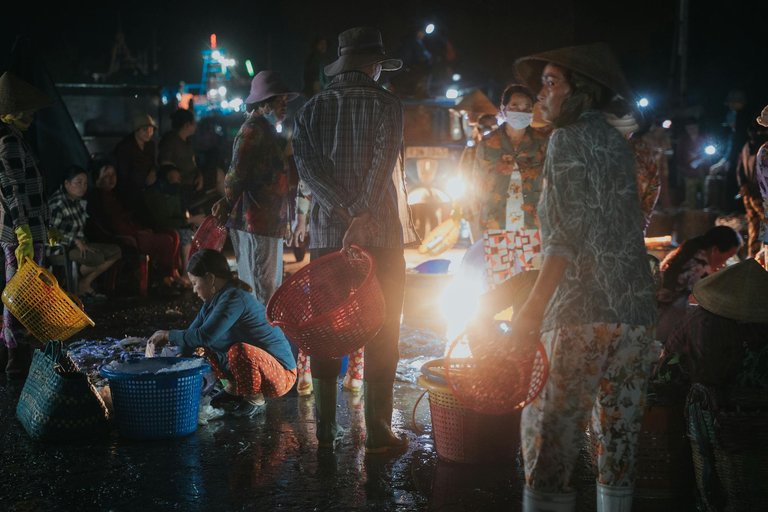 free-photo-of-vibrant-night-market-scene-captured-outdoors.jpeg