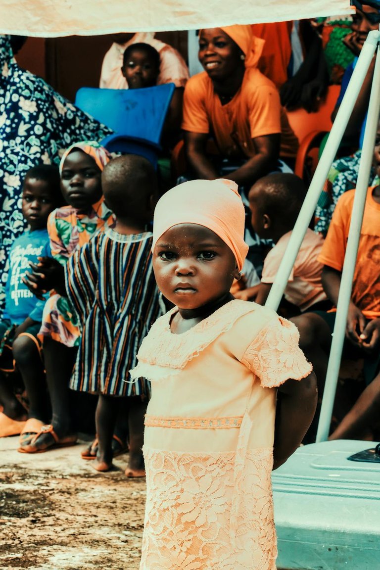 free-photo-of-young-girl-in-vibrant-traditional-ghanaian-gathering.jpeg