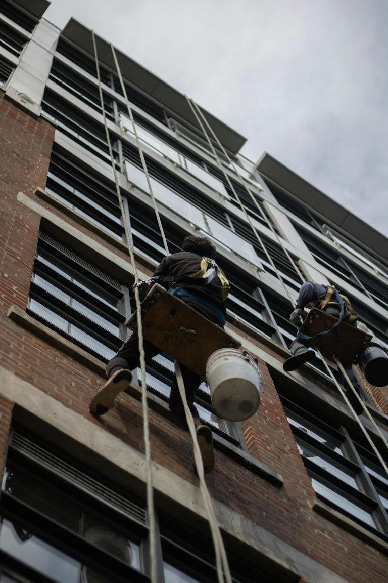 free-photo-of-men-cleaning-building-windows-on-altitude.jpeg