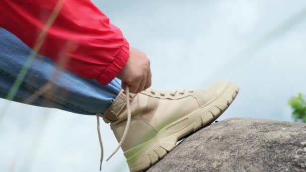 depositphotos_557869142-stock-video-close-female-hands-tying-shoelaces.jpg
