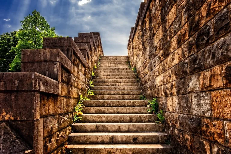 stairs-3614468_1280.webp