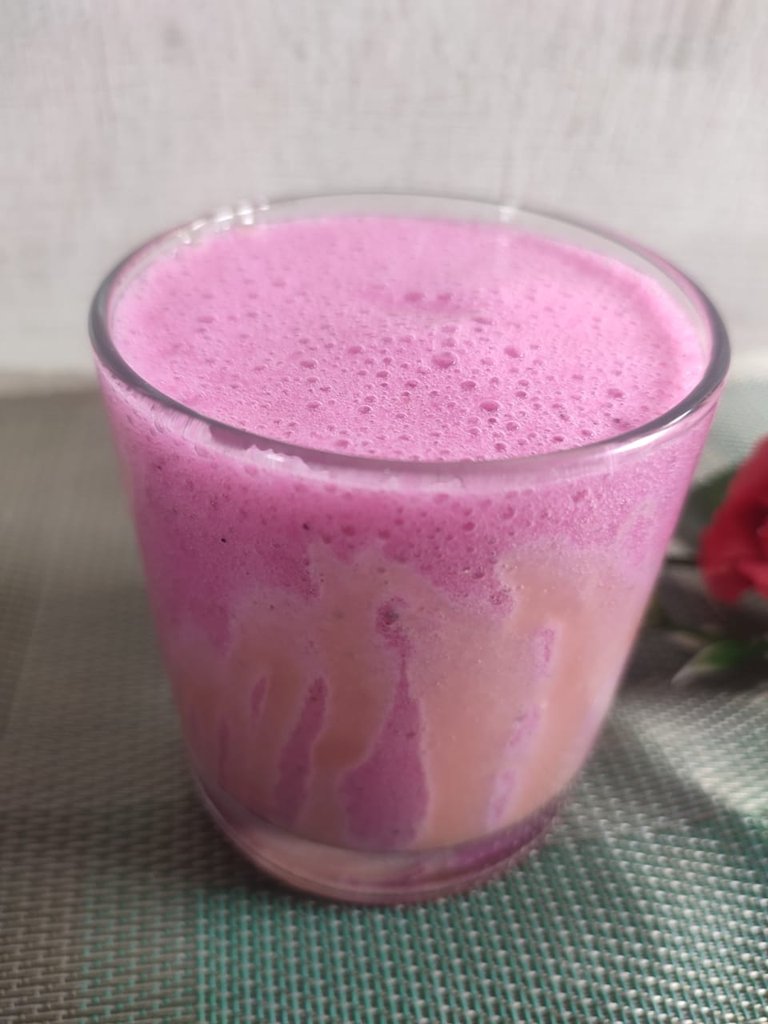 filling dragon fruit and banana smoothies