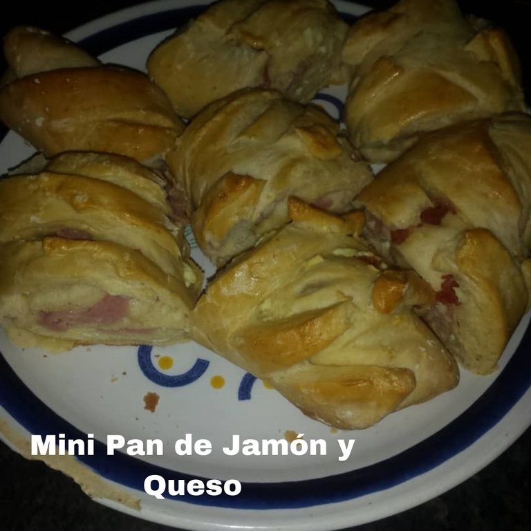 mini pan de jamon y queso.jpg