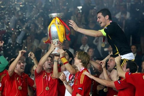 iker-casillas-and-spanish-team-celebrating-with-the-trophy-news-photo-1624617608.jpg