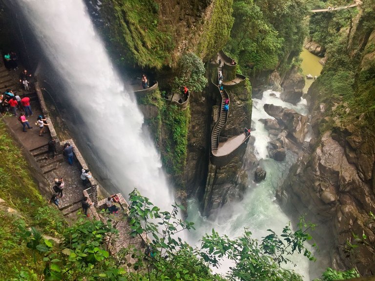 Baños-de-Agua-Santa-Ecuador-Pailon-del-Diablo.jpg