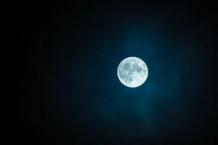 moon-1859616__480 (1).webp