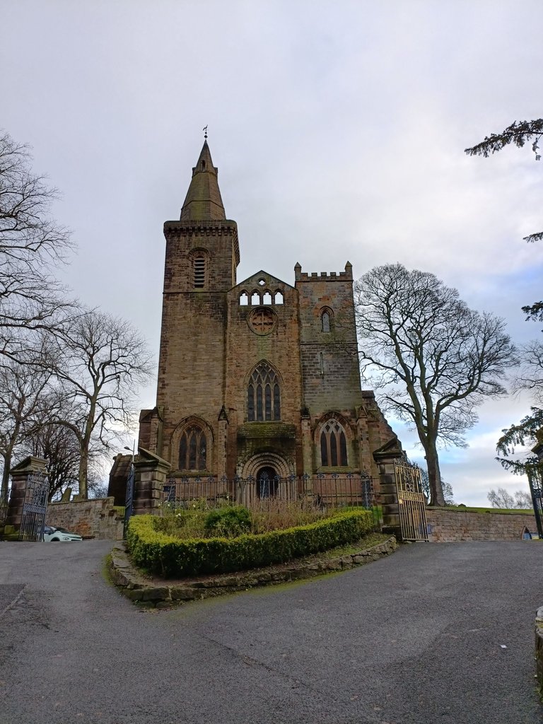 Front kościoła opactwa w Dunfermline (zdjęcie z perspektywy parku)
