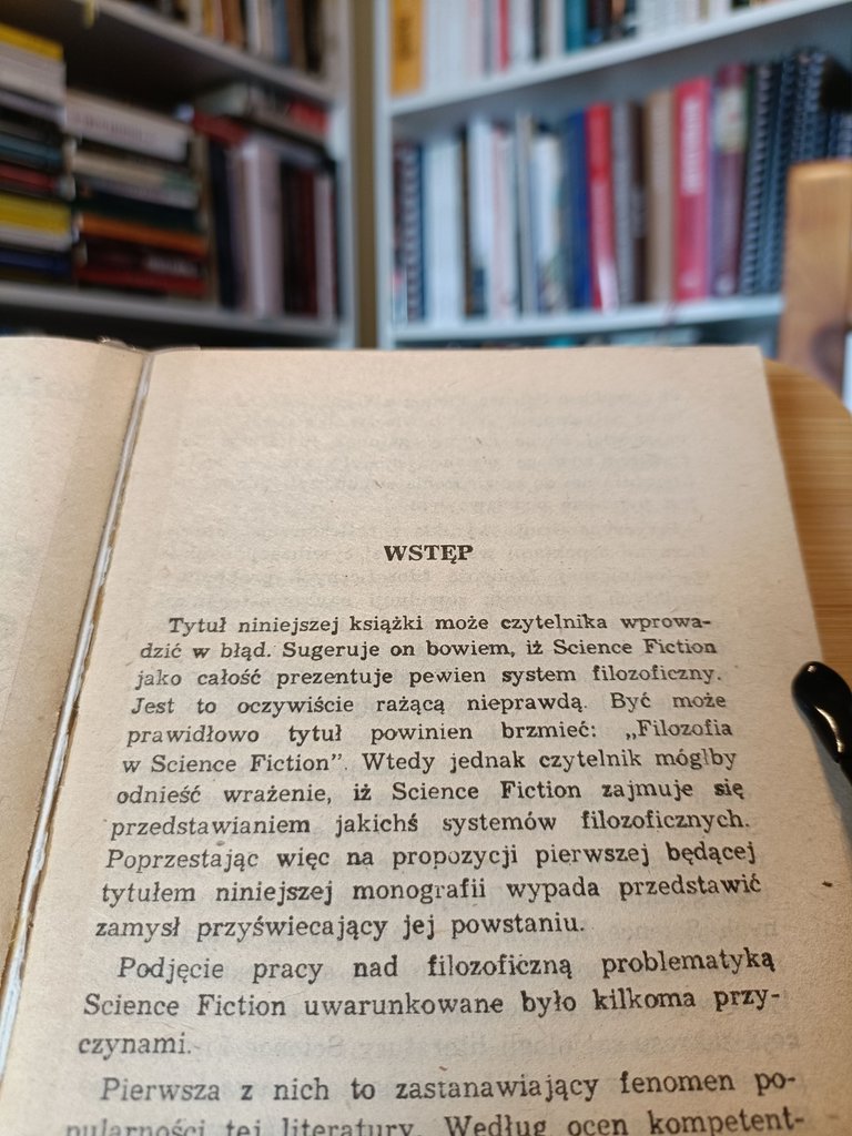 Wstęp przedstawia sposób prowadzenia narracji samej książki: próba uporządkowania myśli i ustrukturyzowania tematu