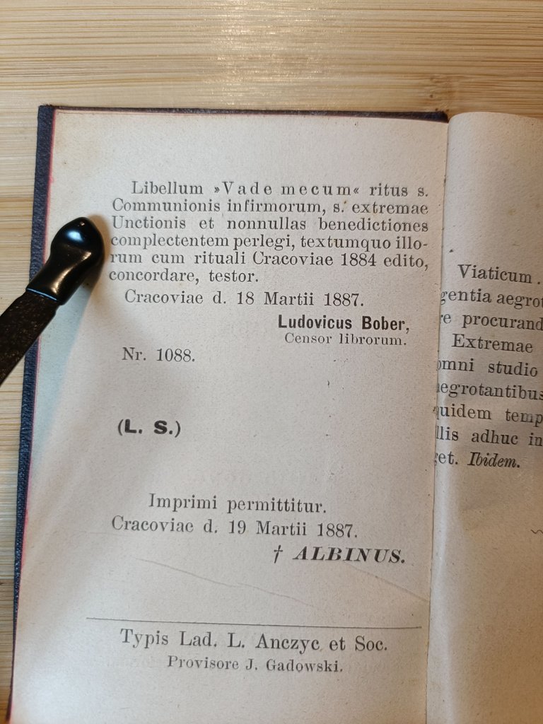 Książka posiada imprimatur, czyli pozwolenie na wydanie książki, wydawane przez władze kościelne