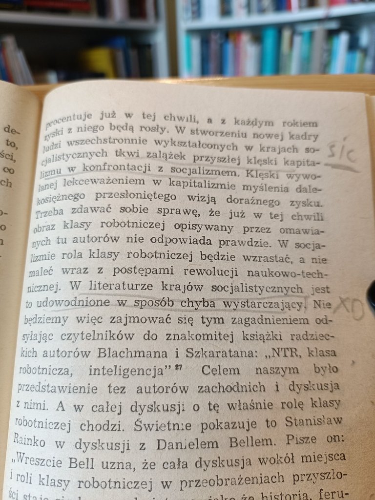 ... czasami poprzez własne opinie. W ksiażce widać ducha czasów - zawartego poprzez (auto)cenzurę i/lub faktyczne poglądy autora