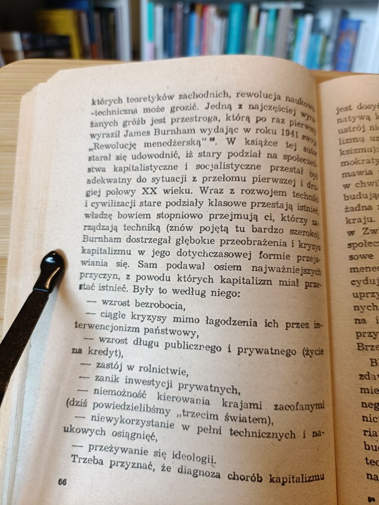 Elementy dyskusji politycznej także znajdują swoje miejsce - czasami w formie prezentacji czyjegoś stanowiska...