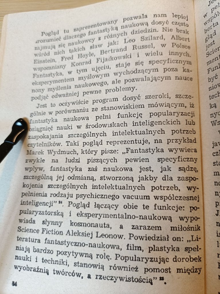 Książka prezentuje sporo cytatów, wraz ze wskazaniem autorów. Dobrym rozwiązaniem jest też umieszczenie przypisów na końcu, dzięki czemu nie narusza się tempa czytania, a autor może pozwolić sobie na większe dywagacje