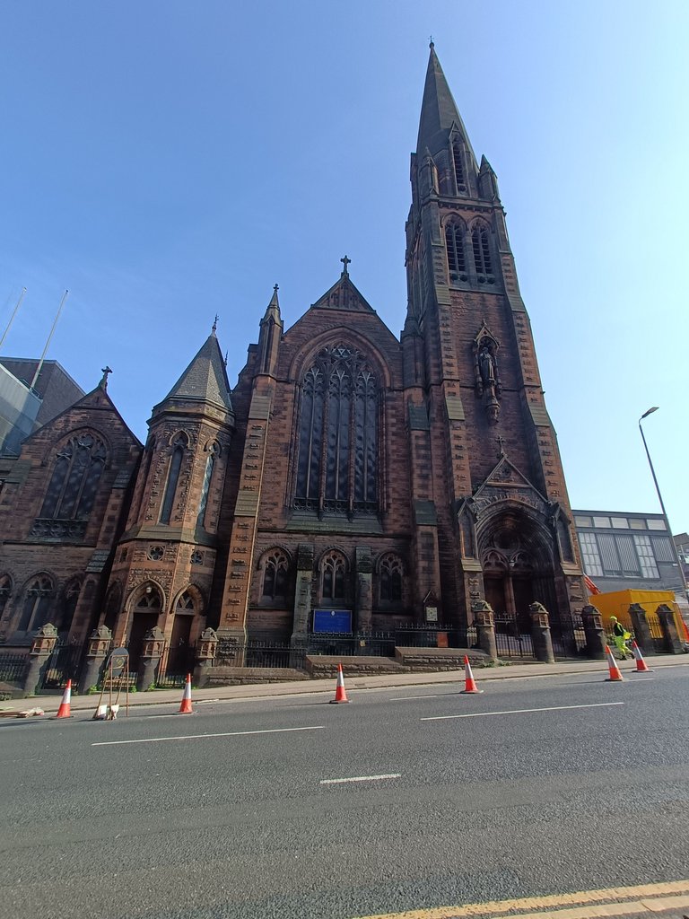 Kolejny interesujący architektonicznie kościółek. Droga wznosi się w prawo (od fotografa), podobnie jak kolejne sekcje kościoła - czym wyżej, tym wyższe. Jak schody do nieba.