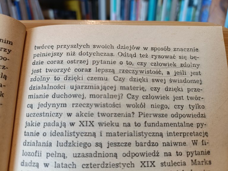 Początek książki zawiera wywód o historii fikcji naukowej - w szczególności o problemach, jakie fantastyka podnosiła na przestrzeni lat