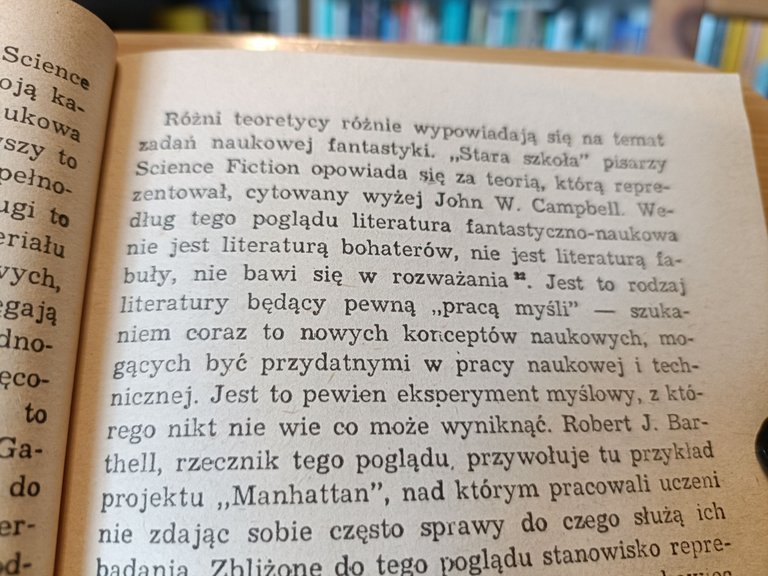 Interesującą stroną książki są rozważania na temat samopostrzegania fantastyki naukowej i autorefleksji w jej obrębie