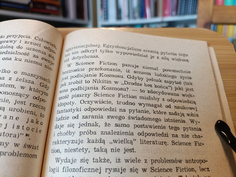 Możliwe że czytałem inną fantastykę naukową, możliwe że niektóre z tych dzieł nie były dostępne autorowi (przez geografię lub czas wydania), ale jestem przekonany że są dzieła sci-fi poruszające problem sensu życia ludzkiego. I to w silnie mnogiej liczbie