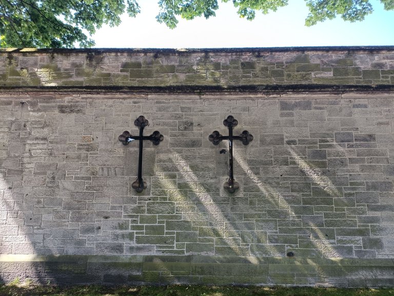 Okalający mur jest pełen krzyży, nie tylko ze względu na historycznie silną religijność Szkotów - Holy Rood to inaczej Święty Krzyż