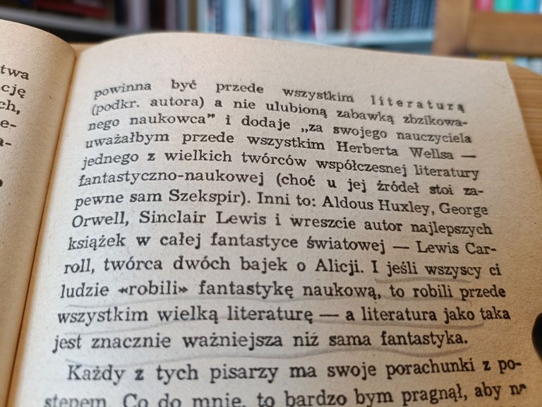 Jedna z bardziej interesujących myśli w książce: przede wszystkim dobra literatura, dopiero później fantastyka