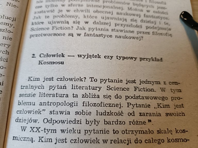 Pojawiają się także pytania z zakresu antropologii - próba zrozumienia fenomenu człowieka