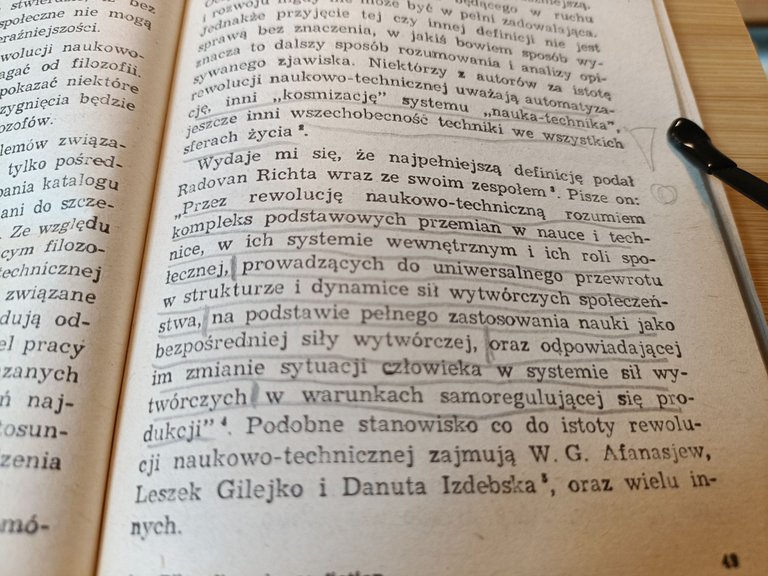 Jedną z definicji potrzebowałem sobie pokroić, żeby móc ją przyswoić. Łatwe proste zdania nie są domeną klasycznegos sci-fi, tym bardziej książki rozważającej aspekty filozoficzne tego gatunku