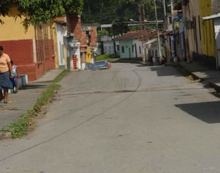 Calle Real del Pueblo. Estructura de casas y ventanas.jpeg