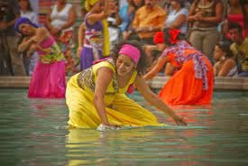 5to.post mujeres en tambor de agua.jpg