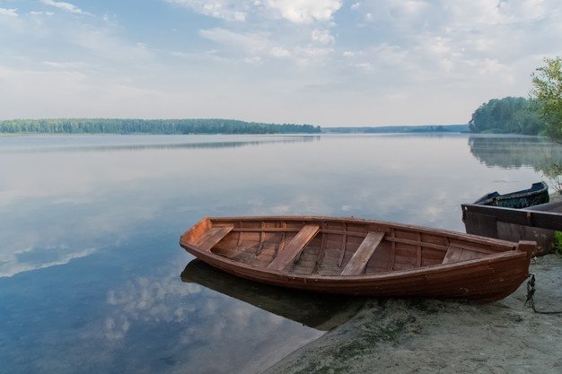 paisaje-manana-bote-lago_317169-62.jpg