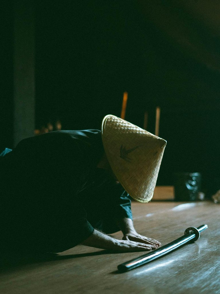 free-photo-of-traditional-samurai-ritual-with-sword-and-hat.jpeg