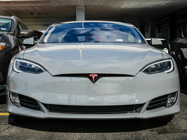 free-photo-of-front-view-of-tesla-model-s-in-urban-setting.jpeg