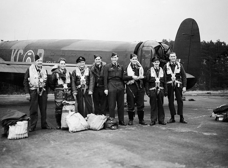 800px-Royal_Air_Force_Bomber_Command,_1942-1945._CH17864.jpg