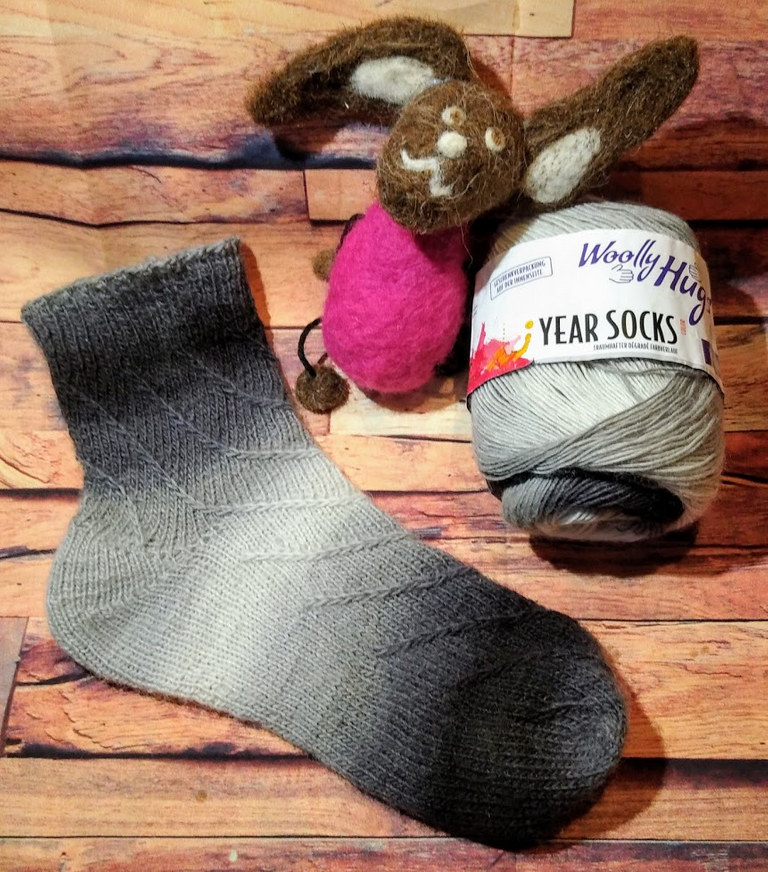 Sock, yarn and the quality inspector / Socken und Garn bei der Qualitätskontrolle